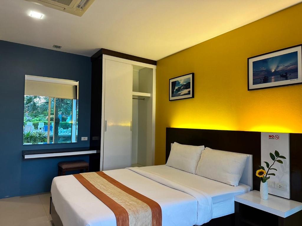 Postel nebo postele na pokoji v ubytování Gypsy Sea View Resort- Phi Phi Island