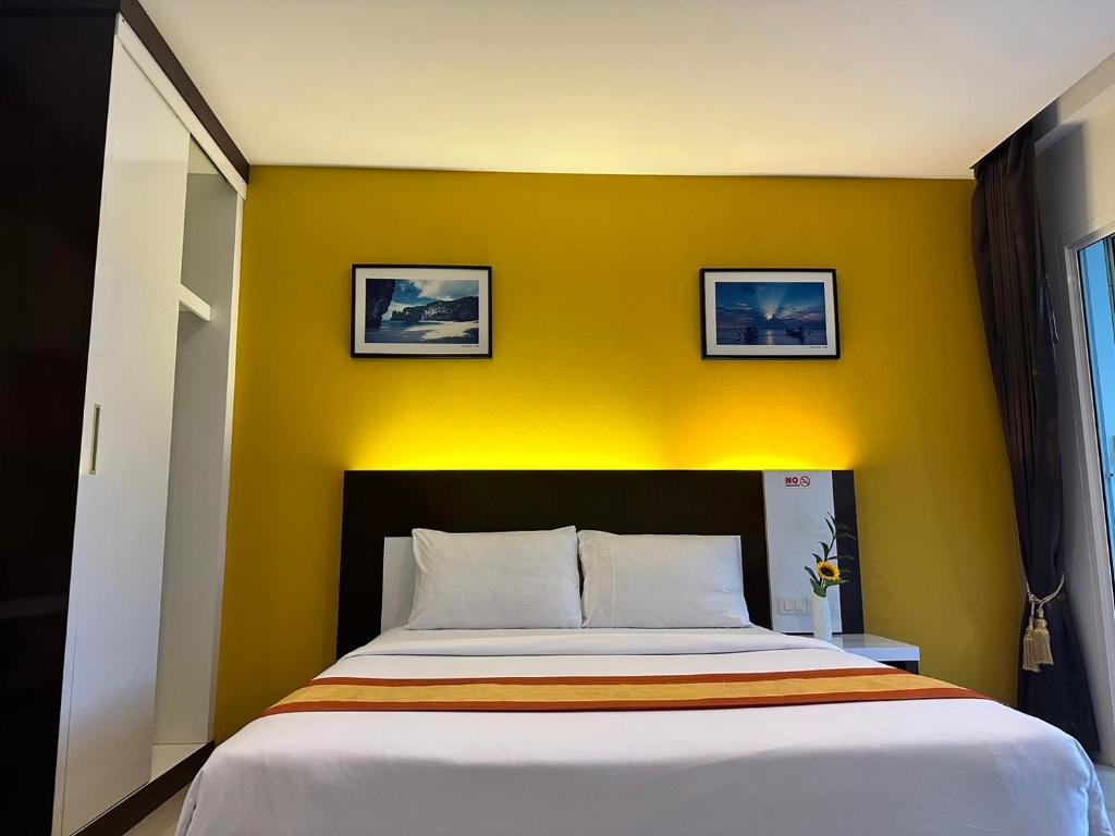 Postel nebo postele na pokoji v ubytování Gypsy Sea View Resort- Phi Phi Island
