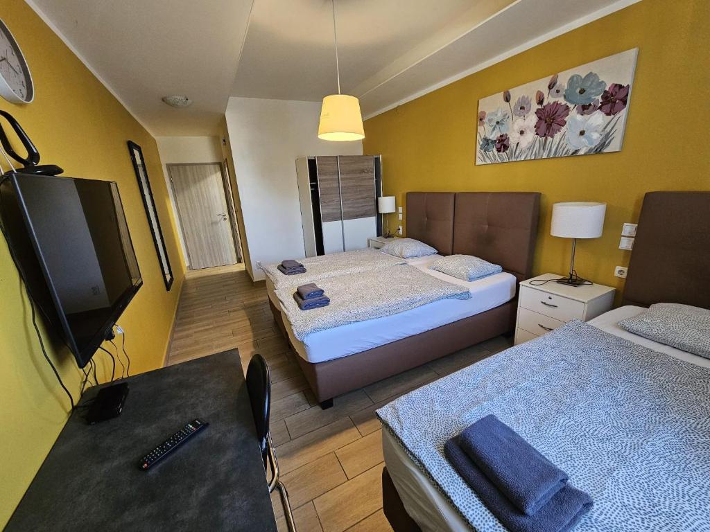 Royal Apartments & Rooms - Triple Room
