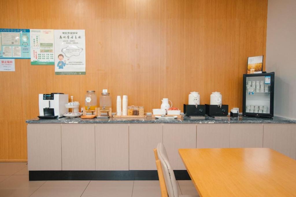 Příslušenství pro přípravu čaje a kávy v ubytování 上海城市沙滩轩逸酒店