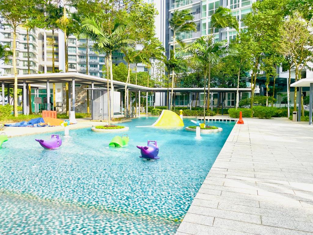 Un parque acuático con cerdos morados en el agua. en Medini - Signature Of Cosy, en Iskandar Puteri