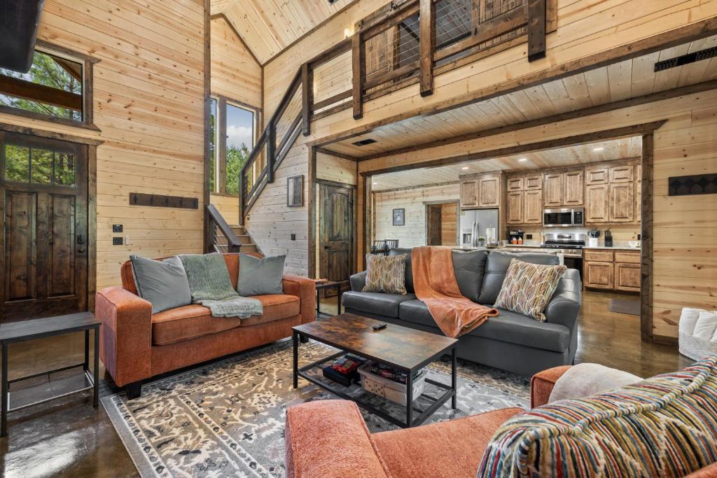 Posezení v ubytování Brand New! Pop's Place, Pet Friendly, Hot Tub, Playset, Firewood, and More!