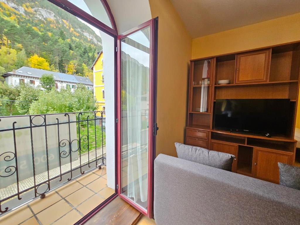 A television and/or entertainment centre at Apartamentos Canfranc 3000