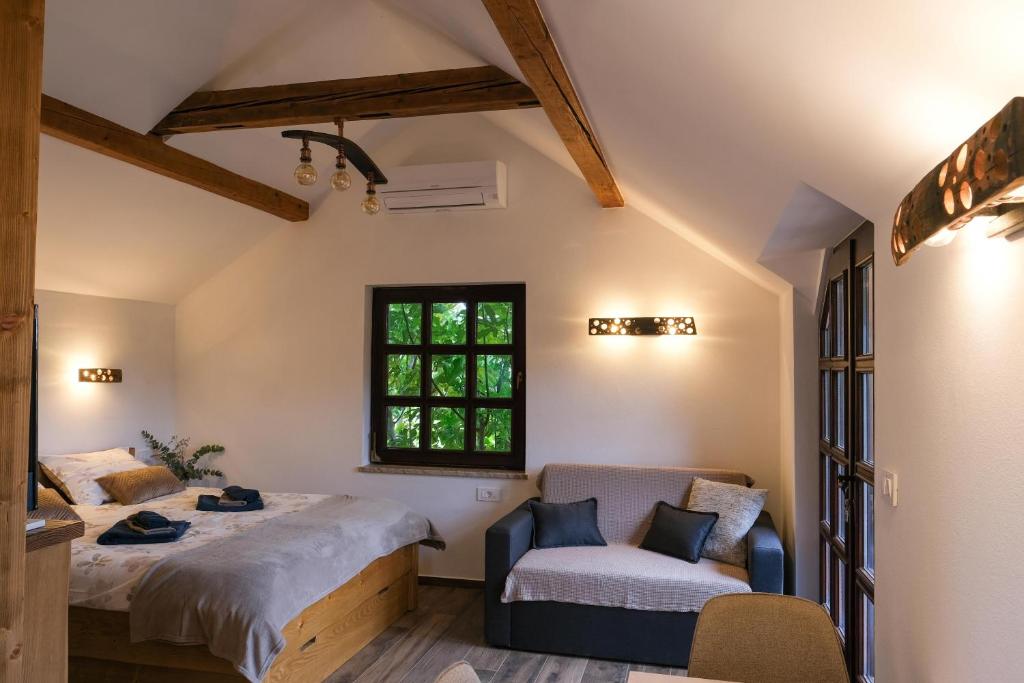 Letto o letti in una camera di Hiška Brajda