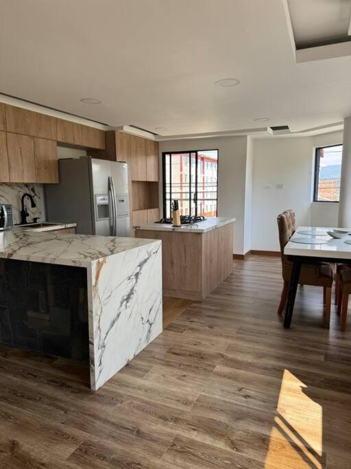 Kuchyň nebo kuchyňský kout v ubytování Apartamento en Sonsón