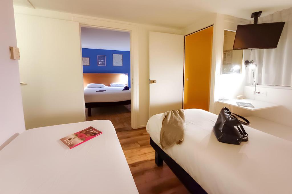 Postel nebo postele na pokoji v ubytování greet Hotel Belleville en Beaujolais A6