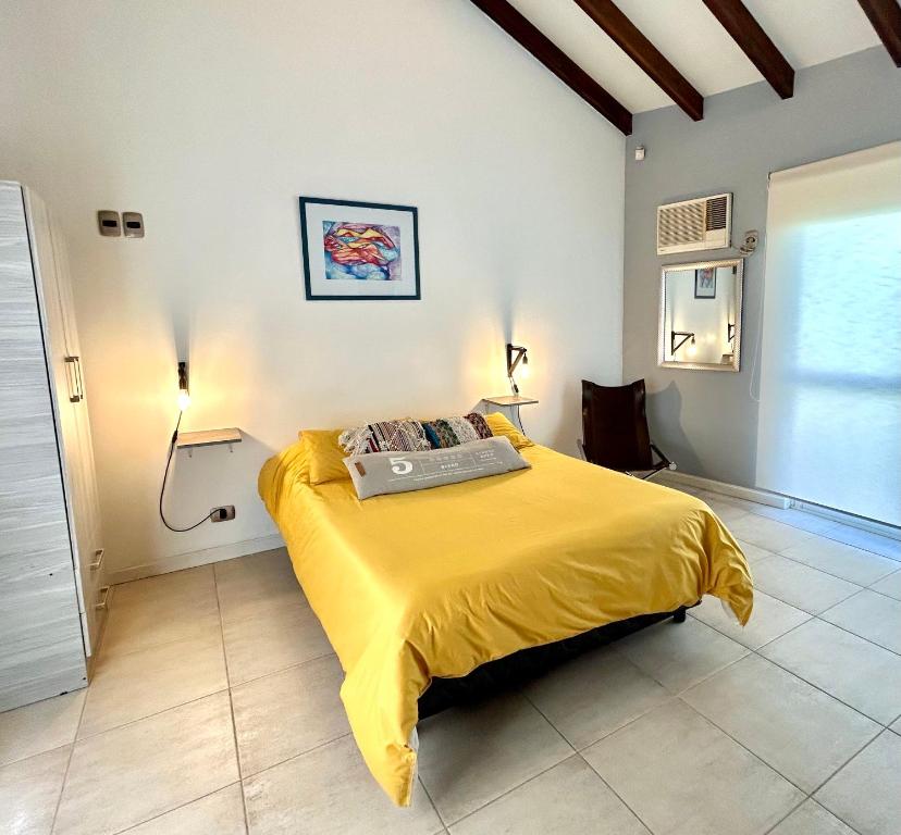 Postel nebo postele na pokoji v ubytování Departamento cerca del centro Andes Maristas