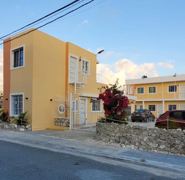 AVE FENIX Apartments - Housity