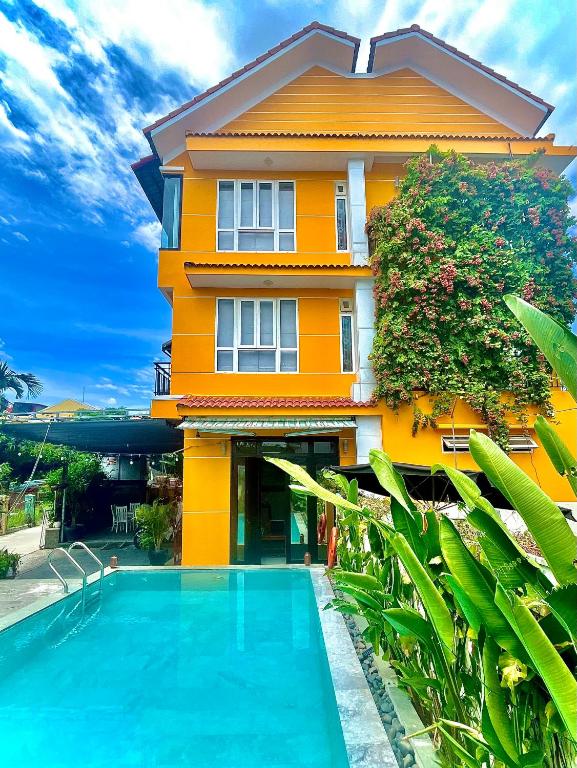 Bazén v ubytování Flamingo Villa Homestay - Big Rooms with Balcony - Close to Hoi An Old Town 200m & Temple Bridge - Large Outside Pool for Sun Bathing nebo v jeho okolí