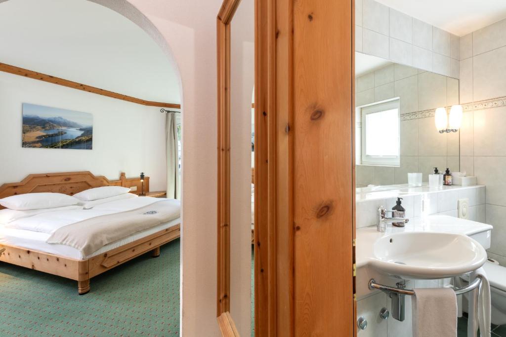 Postel nebo postele na pokoji v ubytování Hotel Post Sils Maria