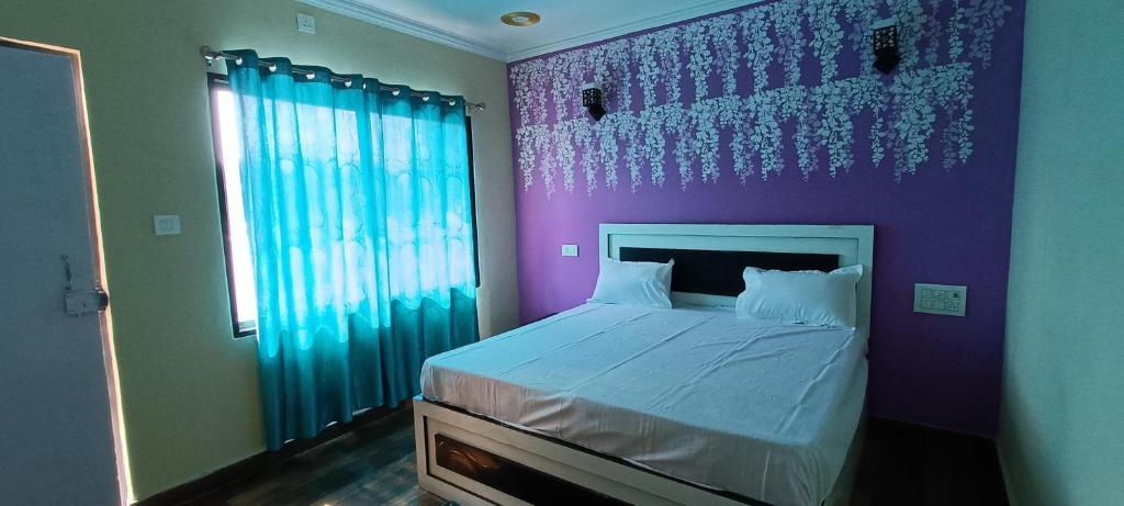 A bed or beds in a room at Mohit Paying Guest House