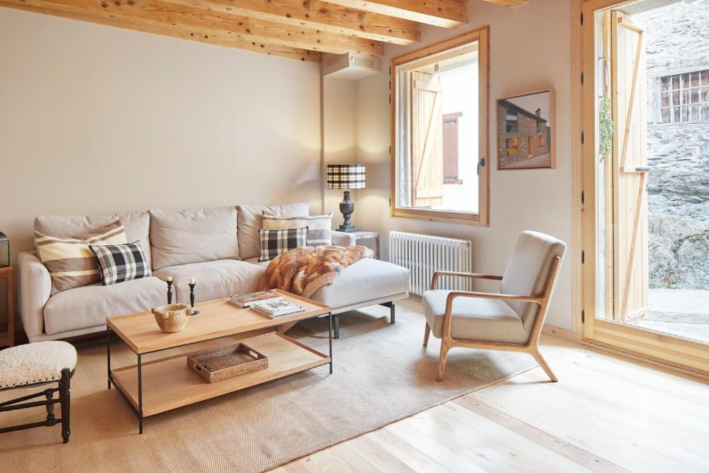 un soggiorno con un divano e un tavolo di Era Artiga by FeelFree Rentals a Les Bordes