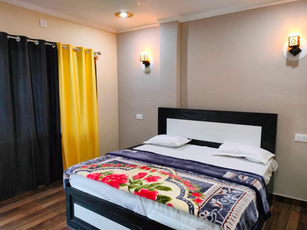 A bed or beds in a room at Mohit Paying Guest House