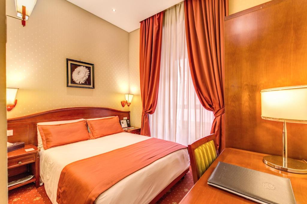 Postel nebo postele na pokoji v ubytování Augusta Lucilla Palace