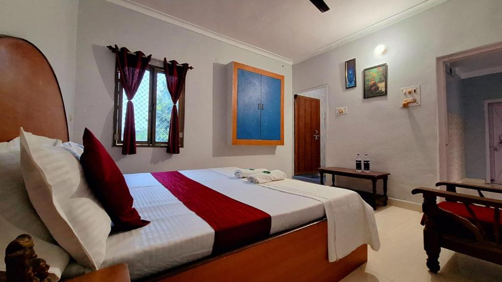 A bed or beds in a room at Mohit Paying Guest House