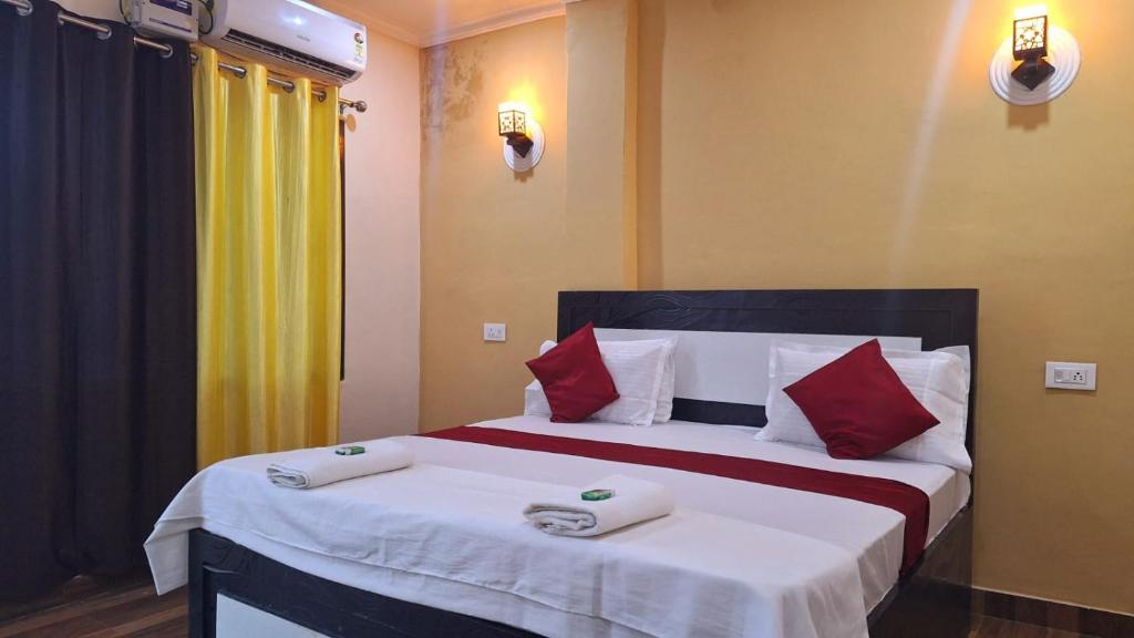 A bed or beds in a room at Mohit Paying Guest House