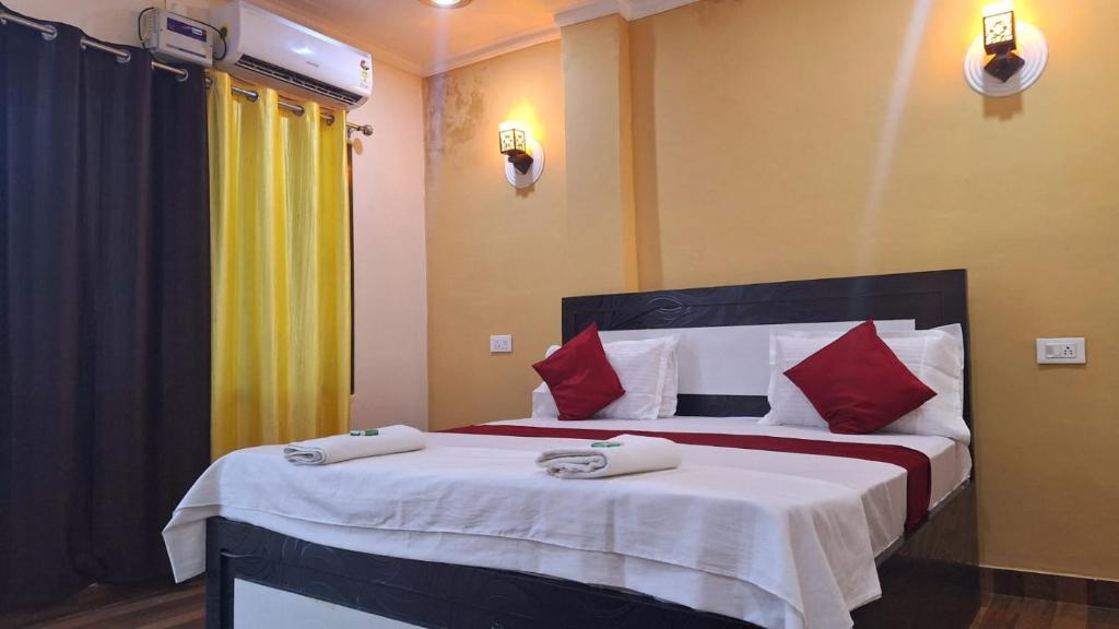 A bed or beds in a room at Mohit Paying Guest House