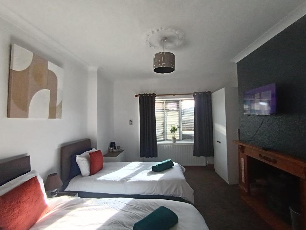 Un pat sau paturi într-o cameră la Geneva Cottage Twin - perfect for trade