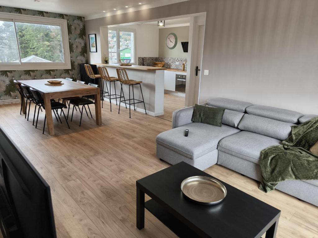un salon avec un canapé et une table dans l'établissement Le Précieux, à Fécamp