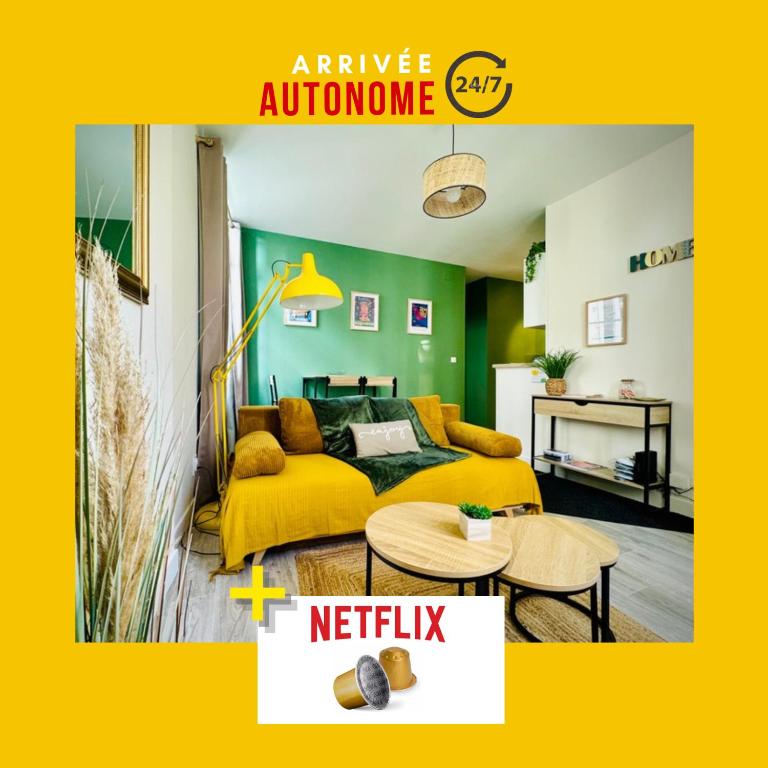 une image d'un salon avec un canapé jaune dans l'établissement Cosy Louvel, Superbe apt au cœur d'Angoulême, à Angoulême