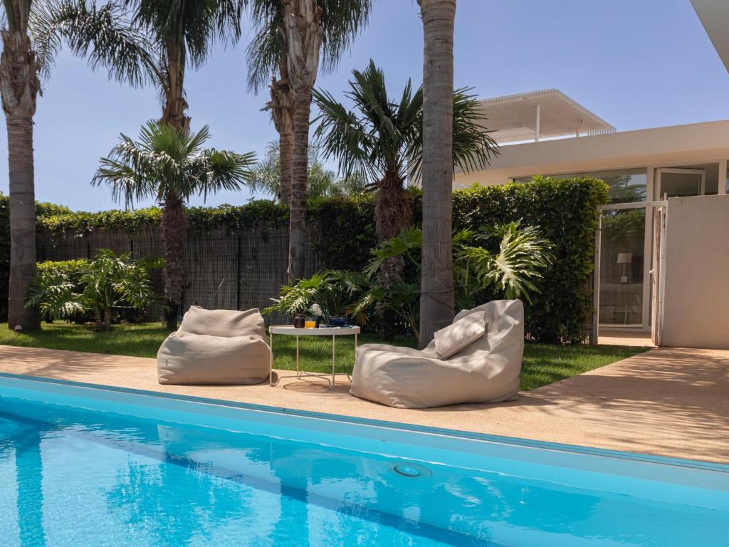 ラグーザにあるVILLA CARRUBO 4, Emma Villasの家の隣にスイミングプール(ビーンチェア2脚付)