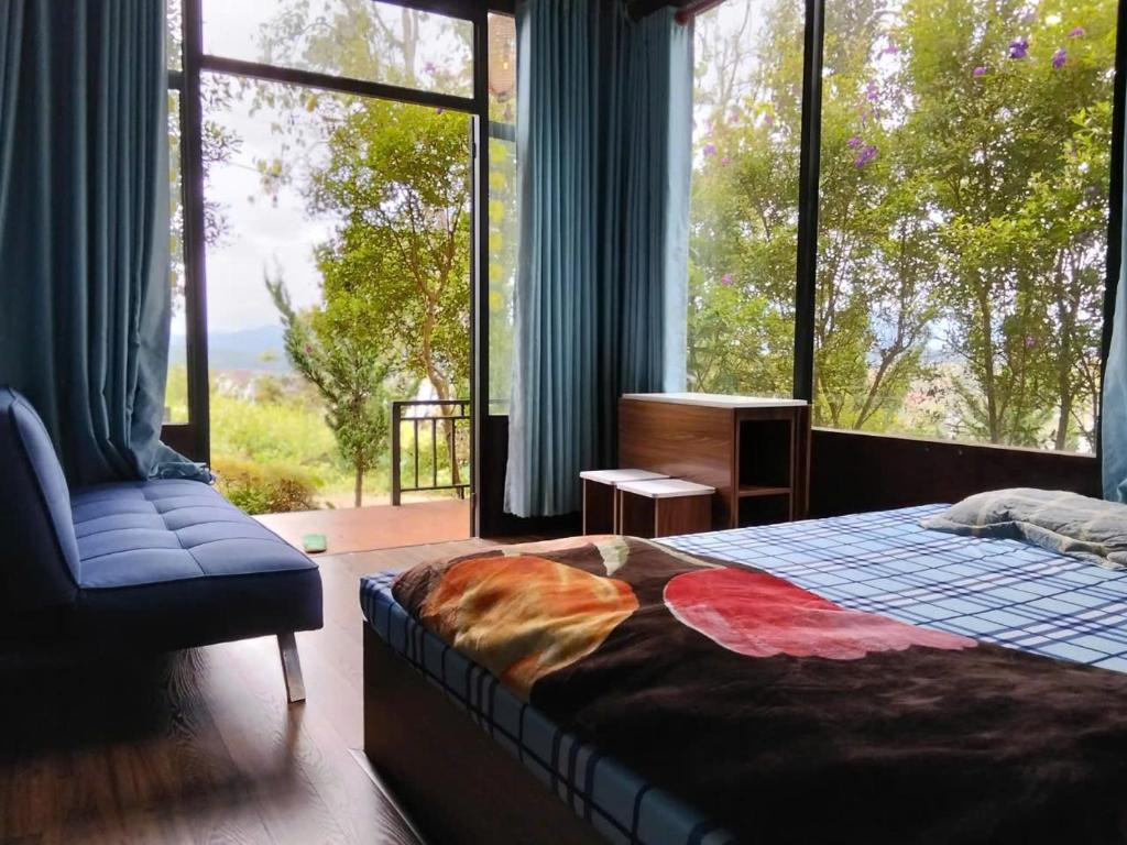 Postel nebo postele na pokoji v ubytování Lily homestay