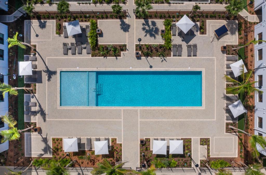 Bazén v ubytování Governors Village - 1,2,3 & 4 Bedroom Apartments on Seven Mile Beach Corridor nebo v jeho okolí