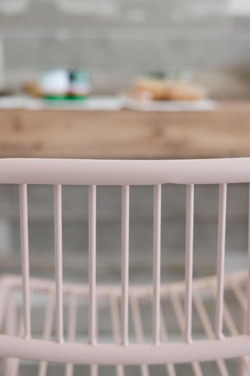 a white crib with a wooden table behind it at Essentia Rooms & Relax in Vasto