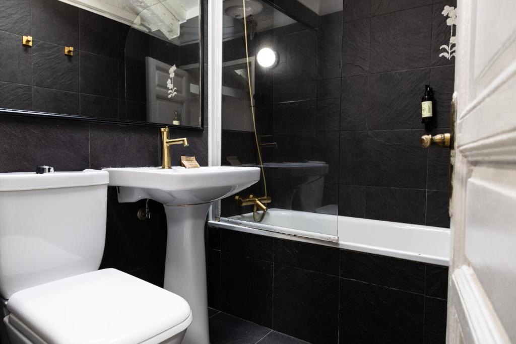 A bathroom at Fuencarral II - Apartamento tipo buhardilla en el centro de Madrid