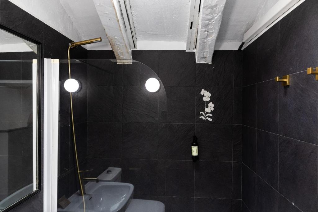 A bathroom at Fuencarral II - Apartamento tipo buhardilla en el centro de Madrid