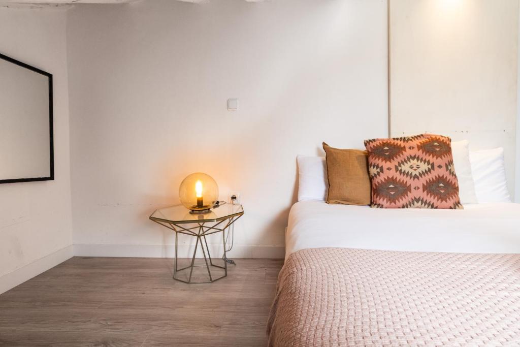 A bed or beds in a room at Fuencarral II - Apartamento tipo buhardilla en el centro de Madrid