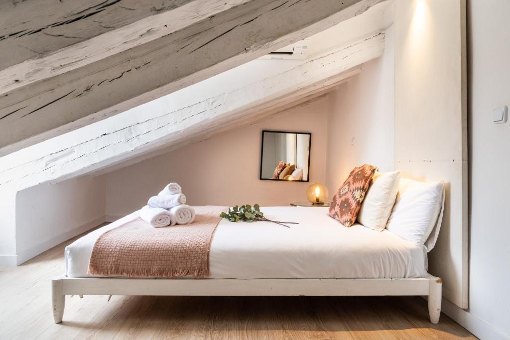 A bed or beds in a room at Fuencarral II - Apartamento tipo buhardilla en el centro de Madrid