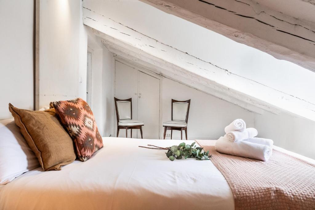 A bed or beds in a room at Fuencarral II - Apartamento tipo buhardilla en el centro de Madrid