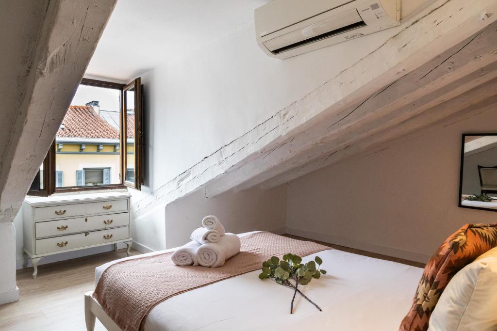 A bed or beds in a room at Fuencarral II - Apartamento tipo buhardilla en el centro de Madrid