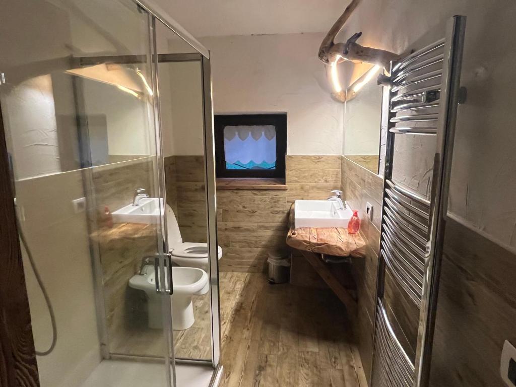 Łazienka w obiekcie APPARTAMENT La locanda delle pulci Bio Welness