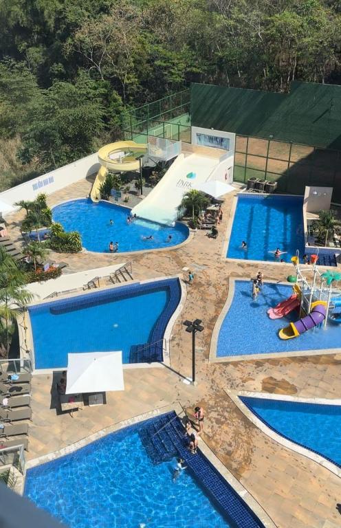 an overhead view of a large swimming pool at Parque veredas resort in Rio Quente