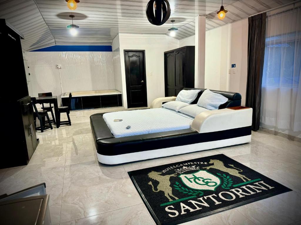 Postel nebo postele na pokoji v ubytování HOTEL CAMPESTRE SANTORINI