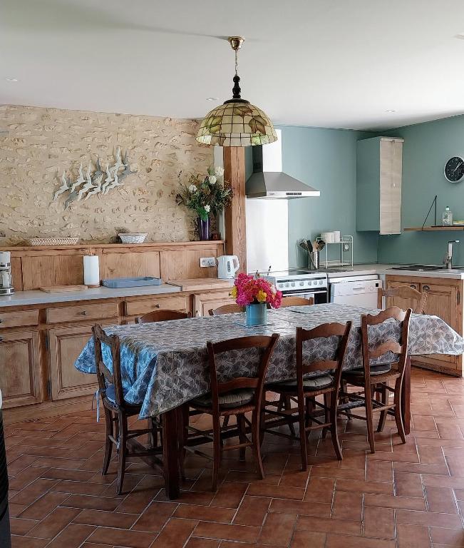 Kuchnia lub aneks kuchenny w obiekcie La Geneste un gîte dans la campagne sarladaise