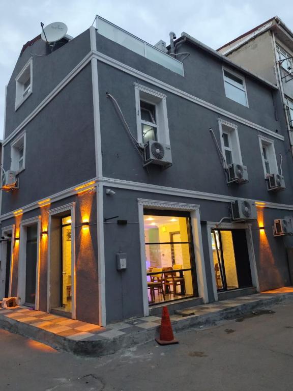 Budova, kde se aparthotel nachází