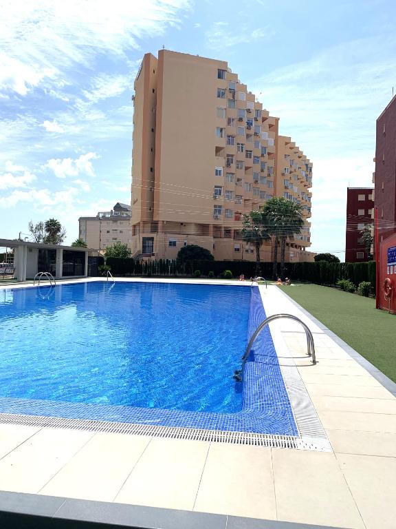 a large swimming pool in front of a building at Kenya 1ª Linea in Ifach