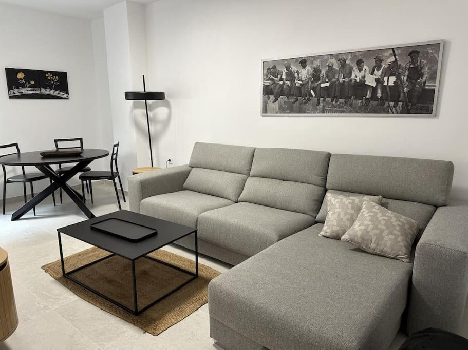 un soggiorno con un divano e un tavolo di Feria Home ad Albacete