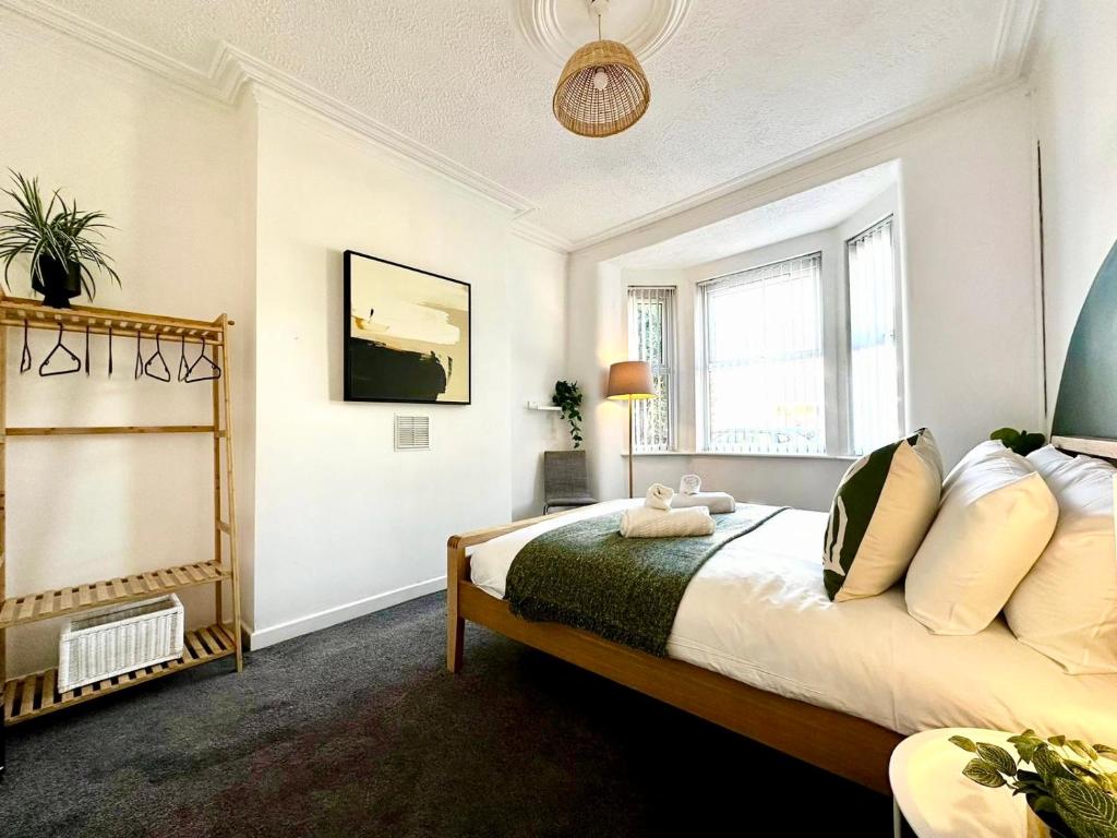 ein Schlafzimmer mit großem Bett und Fenster in der Unterkunft Spacious 3-Bedroom Family Home in Ince in Ince-in-Makerfield