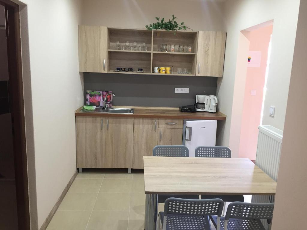 Kuchyň nebo kuchyňský kout v ubytování SUNNY Apartman