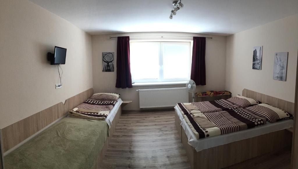 Postel nebo postele na pokoji v ubytování SUNNY Apartman