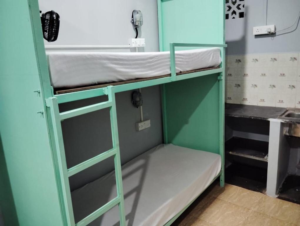 Postel nebo postele na pokoji v ubytování Coastal Hostel