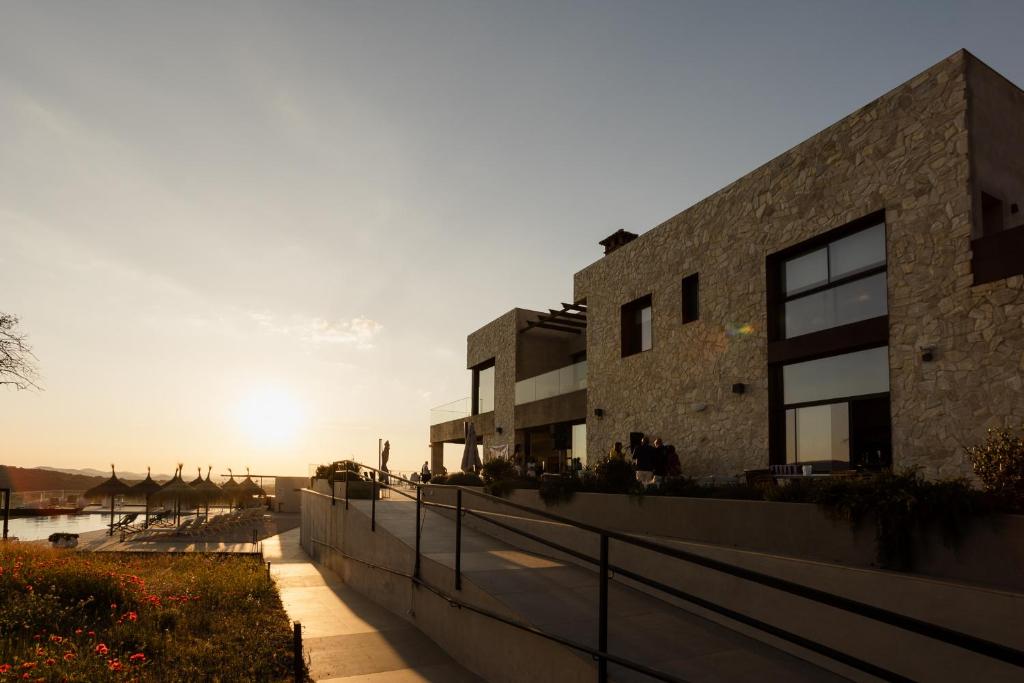 a building with the sunset in the background at Hoteles Desconecta2 by Vicoba in Monesterio