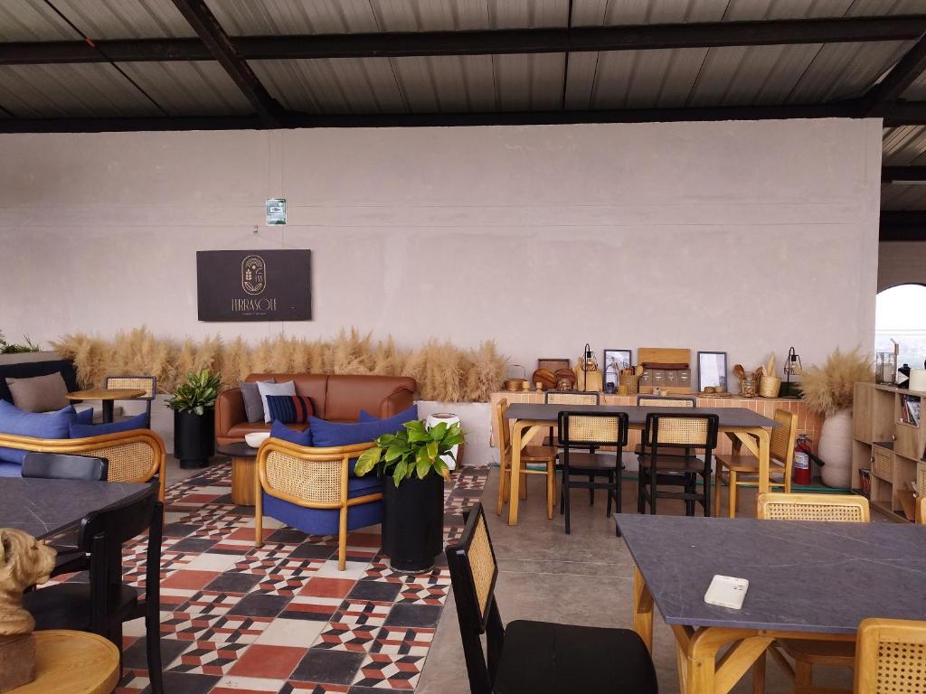 Una televisión o centro de entretenimiento en Cabañas para parejas cerca a Medellín - LUUM By Roots Rentals
