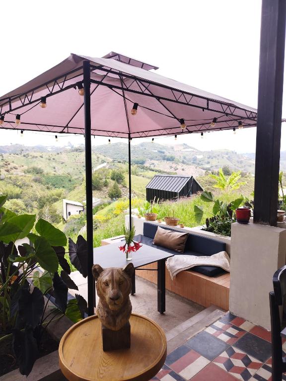 Un balcón o terraza de Cabañas para parejas cerca a Medellín - LUUM By Roots Rentals