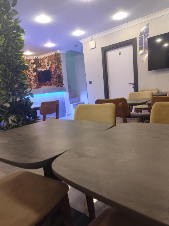 TV a/nebo společenská místnost v ubytování moonlight hotel