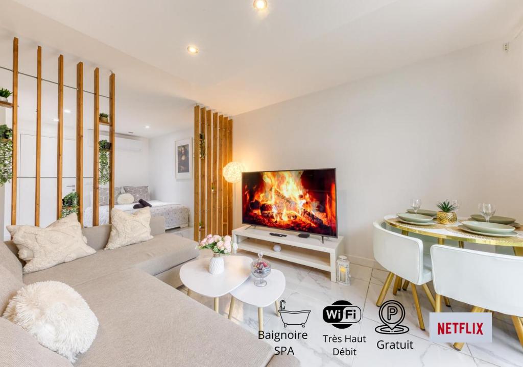 - un salon avec un canapé et une cheminée dans l'établissement Évasion Urbaine Studio Cozy avec Terrasse et Parking, à 10 Minutes de Paris Gare du Nord, à Montmagny